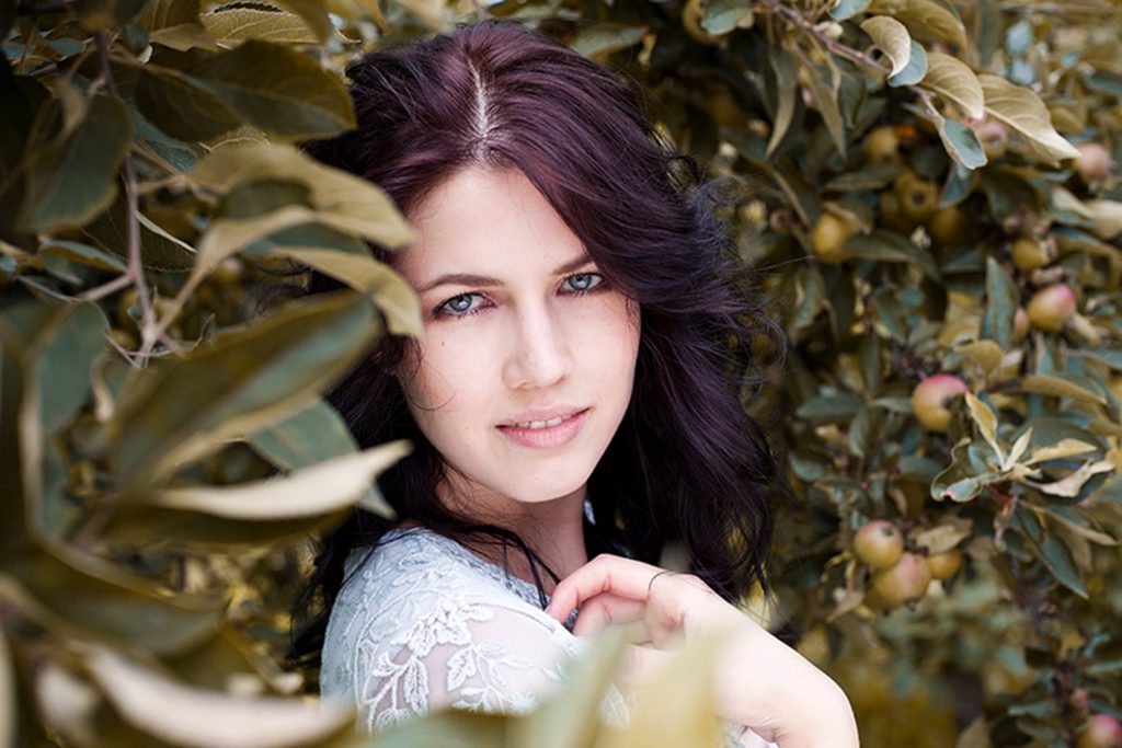 Portraitfotografie eines Models vor Olivenbaum